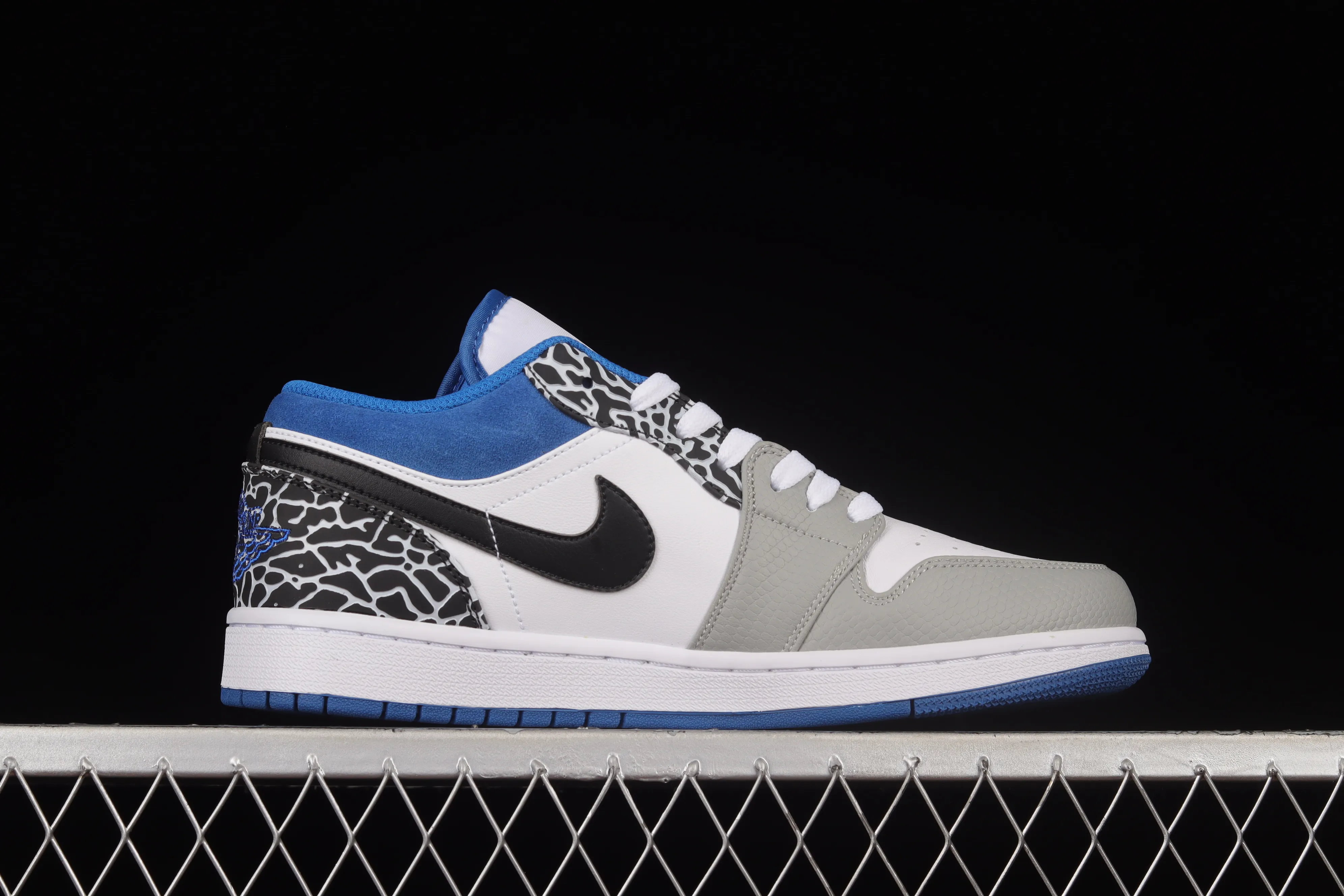 All categories Air Jordan Jordan series basketball shoes Air Jordan 1 Low Air Jordan 1 Low "True Blue" AJ1 Joe 1 burst white and blue color low-top basketball shoes DM1199-140
